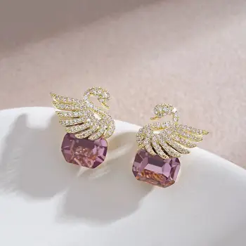 2023 Нови корейски обеци с хубав лебед, Блестящи лилави обеци с циркониевым камък за жените, обеци-на карамфил, Мода декорация, подарък за парти