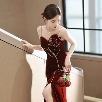 Бордовое винтажное вечерна рокля за спагети презрамки с V-образно деколте и аппликацией във формата на роза, Изискана модерна един коктейл рокля с цепка