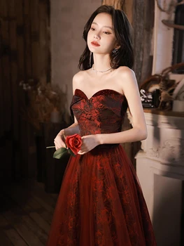Жена Сватбена рокля без презрамки, Червено вино, Луксозна бродерия, дължина до пода, Сватбена рокля за Наздравици, Вечерна рокля с превръзка на гърба си в Ретро стил